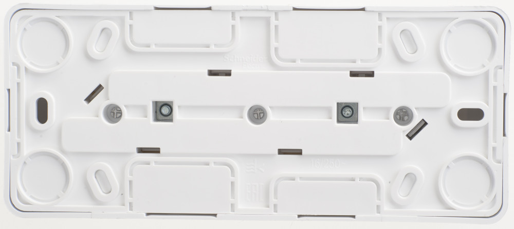 ЭТЮД О/У РОЗЕТКА 3-местная с заземлением со шторками, 16А, 250В, БЕЛЫЙ