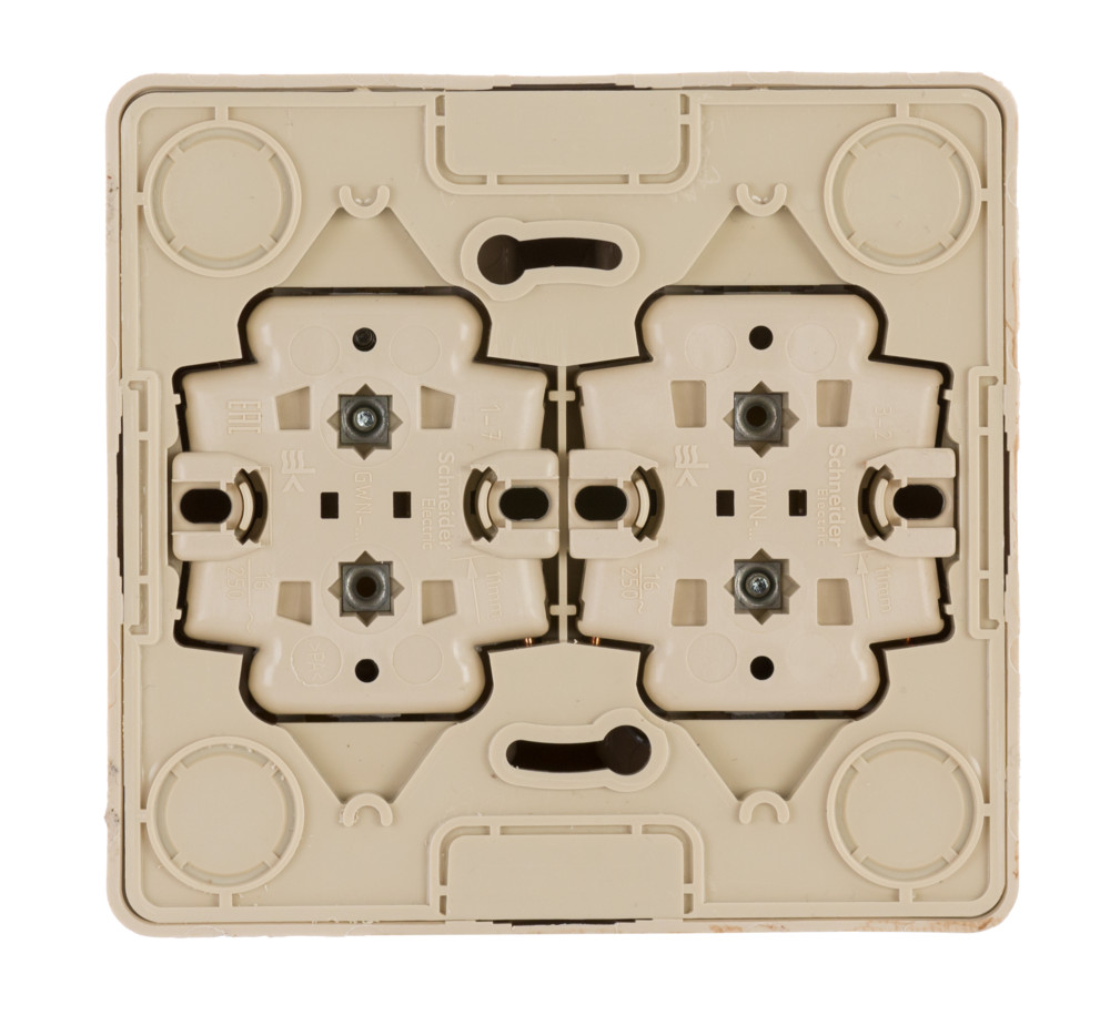 ЭТЮД О/У РОЗЕТКА 4-местная с заземлением со шторками, 16А, 250В, СОСНА