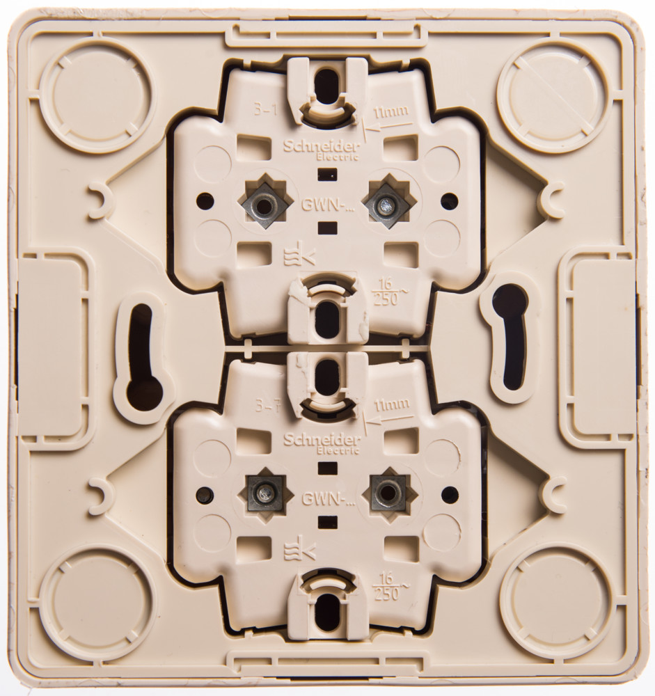 ЭТЮД О/У РОЗЕТКА 4-местная с заземлением со шторками, 16А, 250В, СОСНА