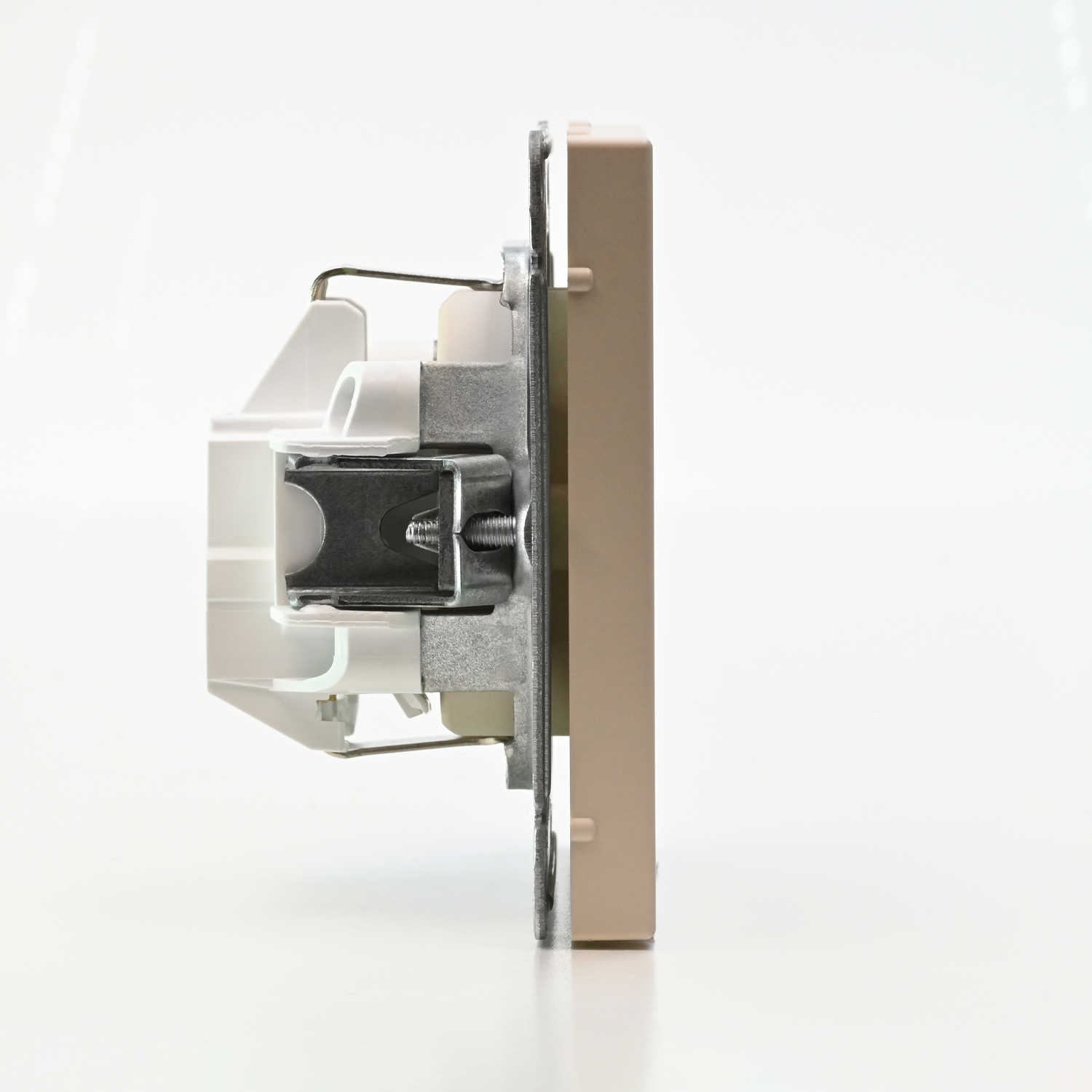 ARTGALLERY РОЗЕТКА с заземлением со шторками, 16А, механизм, быстрозажим. клем., ПЕСОЧНЫЙ