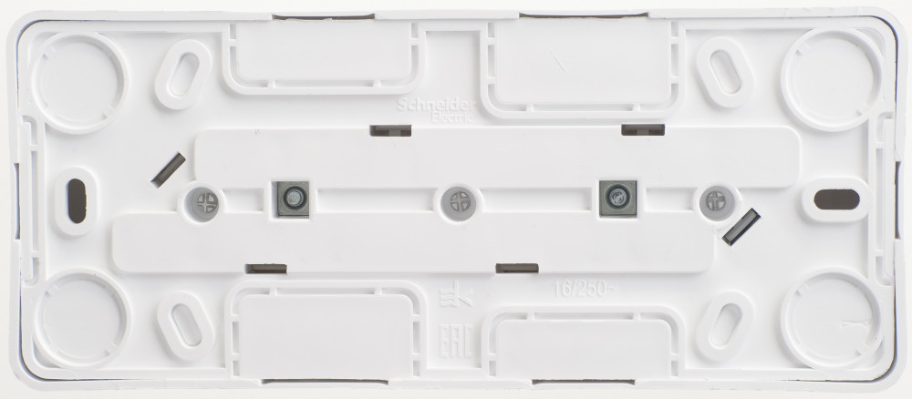 ЭТЮД О/У РОЗЕТКА 3-местная с заземлением без шторок, 16А, 250В, БЕЛЫЙ