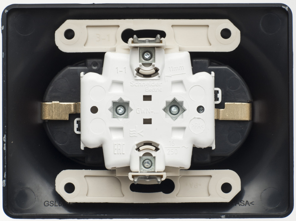 GLOSSA РОЗЕТКА двойная с заземлением со шторками., в сборе, ШОКОЛАД