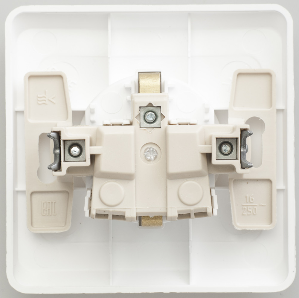 ЭТЮД С/У РОЗЕТКА с заземлением со шторками, 16А 250B, БЕЛЫЙ