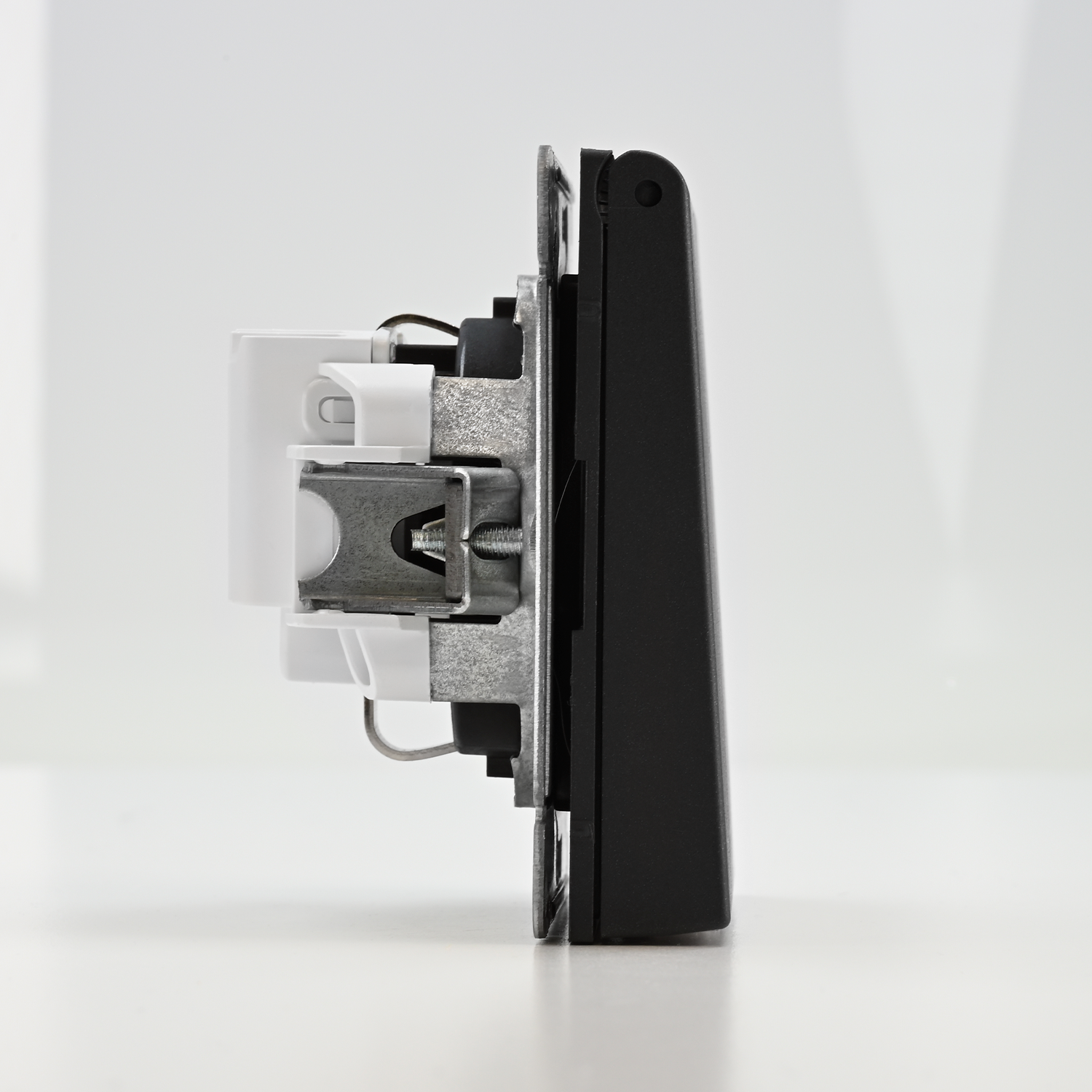 ARTGALLERY РОЗЕТКА с заземл. со шторк. с крышкой, 16А, IP20, механизм, БАЗАЛЬТ